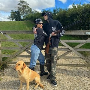 Farmleben: Kourtney Kardashian und Travis posieren mit Waffe