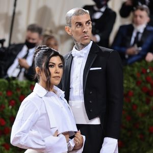 Kourtney Kardashian und Travis im Partnerlook auf Met Gala