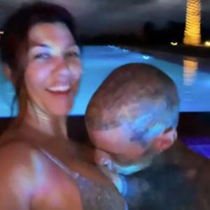 Im Pool: Travis Barker knutscht Kourtney Kardashians Brust