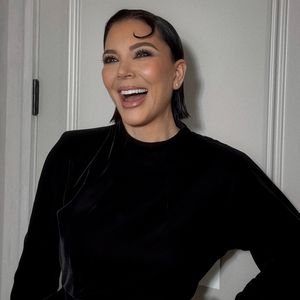 Kris Jenner lacht über Facelift-Effekt und verkauft T-Shirts