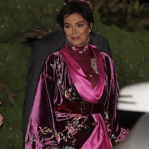 Kris Jenner geht im Fuchsia-Kimono-Kleid zur Weihnachtsfeier