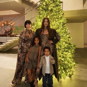 Im Leo-Look: Khloé Kardashian posiert mit ihrer Familie