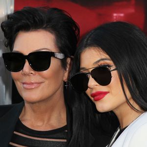 Kylie Jenner bohrt in der Nase von Mama Kris' Wachsfigur!