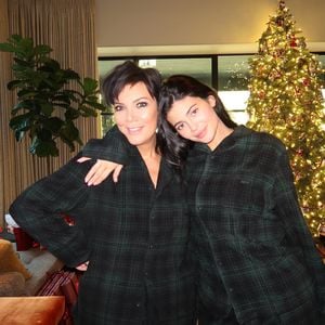 Mit Mama Kris: Kylie Jenner genießt Weihnachten ungeschminkt