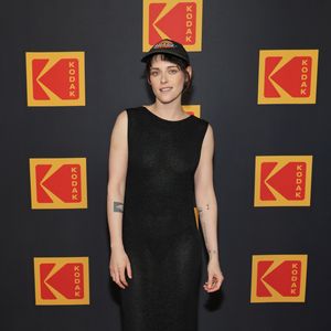 Kristen Stewart rockt den Red Carpet mit Baseballkappe
