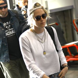Kaum erkannt: Kristen Stewart ziemlich lässig am Flughafen!