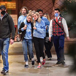 Kristen Stewart und ihre Verlobte turteln im Freizeitpark