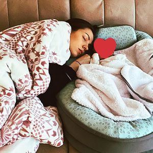 Hier machen Kristina Yantsen und ihr Baby ein Nickerchen