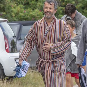 Royal mal anders: Prinz Frederik von Dänemark im Bademantel