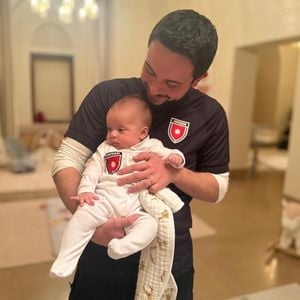 Kronprinz Hussein macht seine kleine Tochter zum Fußballfan