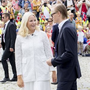 Mette-Marit half Marius beim Knöchelmaß für Fußfessel