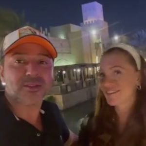 Auf Weihnachtsmarkt: Georgina Fleur und Kubi albern herum