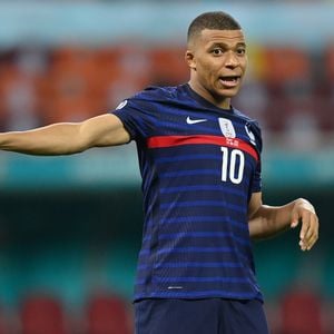 Trotz Vergewaltigungsvorwürfen: Kylian Mbappé erhält Trophäe