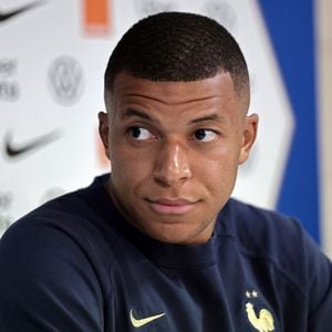 Mit diesem Model genießt Kylian Mbappé ein romantisches Date