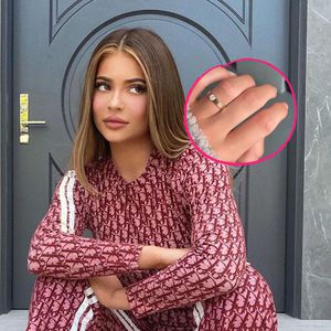 Trägt Kylie Jenner hier tatsächlich einen Verlobungsring?
