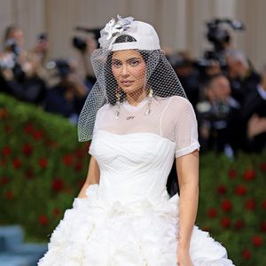 Cool? Kylie Jenner trägt Hochzeits-Look bei der Met Gala
