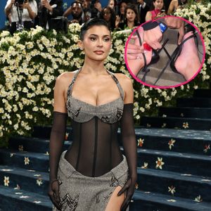 Autsch: Kylie Jenner steckt wegen Tape in ihren Heels fest