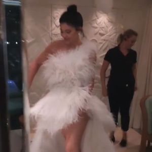 Hochzeit? Geheimnis um Kylie Jenners "Brautkleid" gelüftet!
