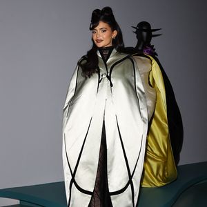 Kylie Jenner ungewöhnlich unsexy auf Fashion-Ausstellung