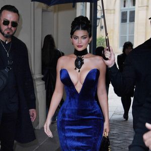 Mega-Dekolleté: Kylie Jenner flasht im hautengen Samtkleid!