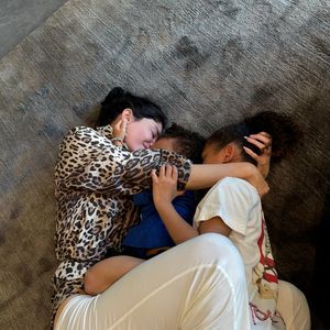 Kylie Jenner teilt seltenes Foto von Stormi und Aire im Netz