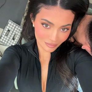 Nicht Travis: Kylie Jenner reibt sich an einem anderen Mann