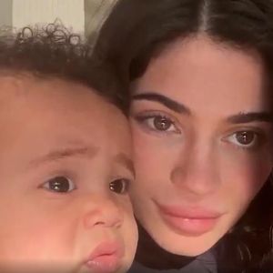 Kleiner Lockenkopf: Kylie Jenner kuschelt mit Sohnemann Aire