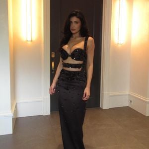 Kylie Jenner ehrt ihren verstorbenen Freund mit Oscars-Look