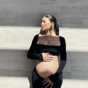 Schwanger mit zweitem Baby: Hier zeigt Kylie Jenner Bauch