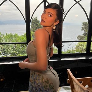 Sexy Kleid: Kylie Jenner betont Po bei Kourtneys Hochzeit