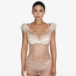 Kylie Jenner verdreht die Köpfe im transparenten Minikleid