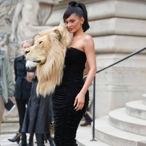Totaler Reinfall? Kylie Jenner trägt Kleid mit XXL-Löwenkopf
