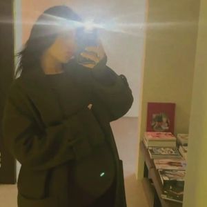 Nach Geburtsgerüchten: Kylie Jenner präsentiert Babybauch