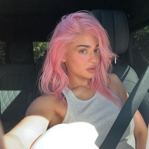 Neuer Look: Kylie Jenner zeigt stolz ihre rosafarbenen Haare