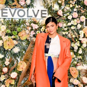 Auf dem roten Teppich: Kylie Jenner zeigt nackten Babybauch