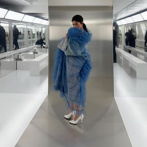 Paris Fashion Week: Kylie Jenner posiert im Cinderella-Look