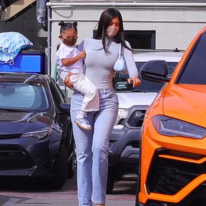 Ganz normal: Kylie Jenner mit Töchterchen in L.A. unterwegs