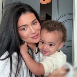 Kylie Jenner knuddelt und küsst Baby Aire in süßem Video