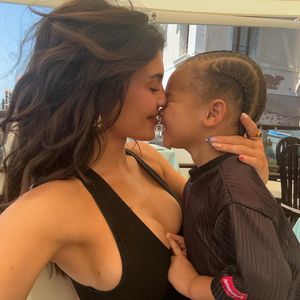 Kylie Jenner kuschelt mit Söhnchen Aire im Italien-Urlaub