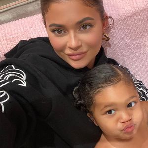 Ungesehenes Schwanger-Foto: So süß gratuliert Kylie Stormi