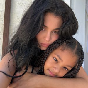 Stormi Webster spottet über Kylie Jenners früheren Look