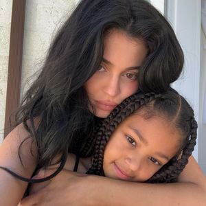 Stormi Webster spottet über Kylie Jenners früheren Look