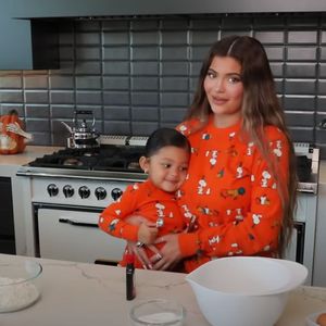 Im Twin-Look: Kylie Jenner backt Halloween-Kekse mit Stormi