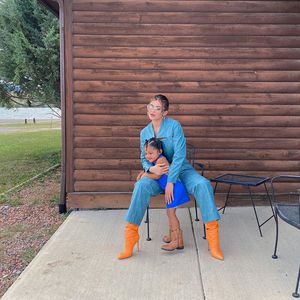 Süßer Twin-Look: Kylie und Stormi setzen beide auf Boots