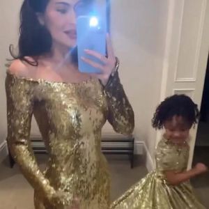 Weihnachtliches Duo: Kylie Jenner und Stormi in Glitzerlooks