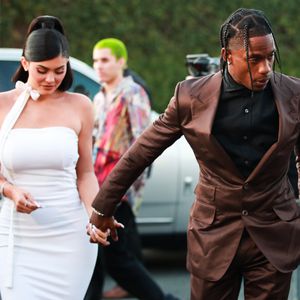Zu viel Arbeit? Insider verrät Grund für Kylie-Travis-Aus
