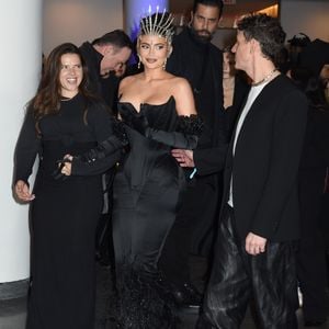 Minischritte: Kylie Jenners Kleid erfordert Hilfe beim Gehen