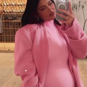 Fans rätseln: Verrät Kylie Jenner hier etwa den Babynamen?