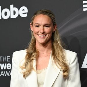 Kylie Kelce erklärt witzige Kleiderpanne bei Preisverleihung