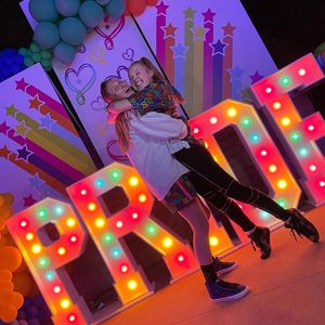 JoJo Siwa feiert fünfmonatige Beziehung mit Freundin Kylie